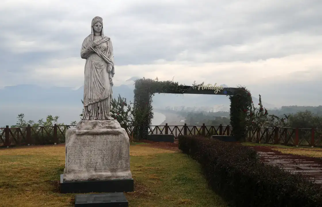 Antalya’da Yağış Etkili Oldu, Konyaaltı Sahili Boş Kaldı 1